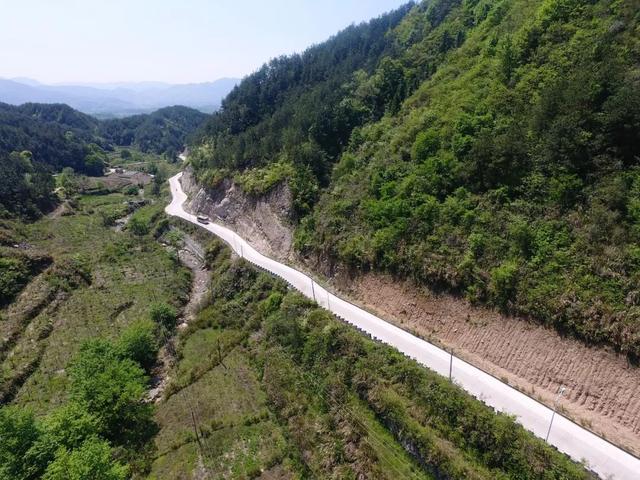 4月17日,安徽省首辆汽车图书馆在崎岖的山路上行驶.