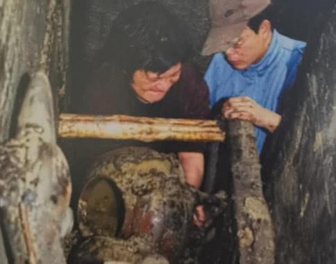 水草暴露湖底有大墓，枯水期考古发掘，揭开棺椁盖后意外了