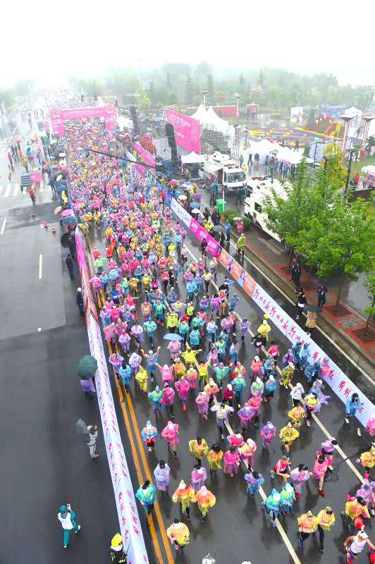 2019郑州女马:浪漫春雨中7000人甜蜜开跑 苍井空爆乳女教师电影