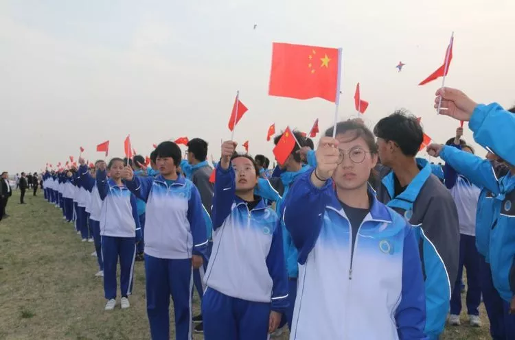 潍坊新纪元学校千名学生参演国际风筝会