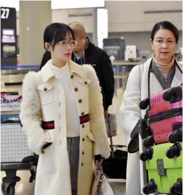 37歲李小璐近照，穿5萬塊大大衣與母親現身機場，臉色慘白顯憔悴 娛樂 第3張