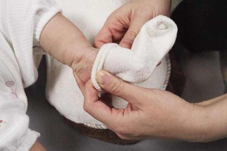                     原创            为什么要多让宝宝在家光脚丫玩耍？原来还有这些意想不到的好处