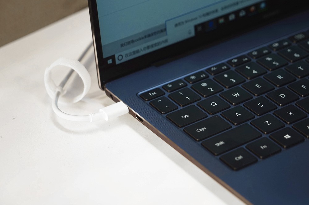 经典全面屏,华为MateBook X Pro 2019新机新体