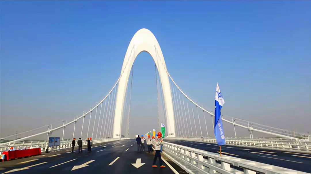 通达桥,是太原市跨汾河大型桥梁中首座悬索桥.