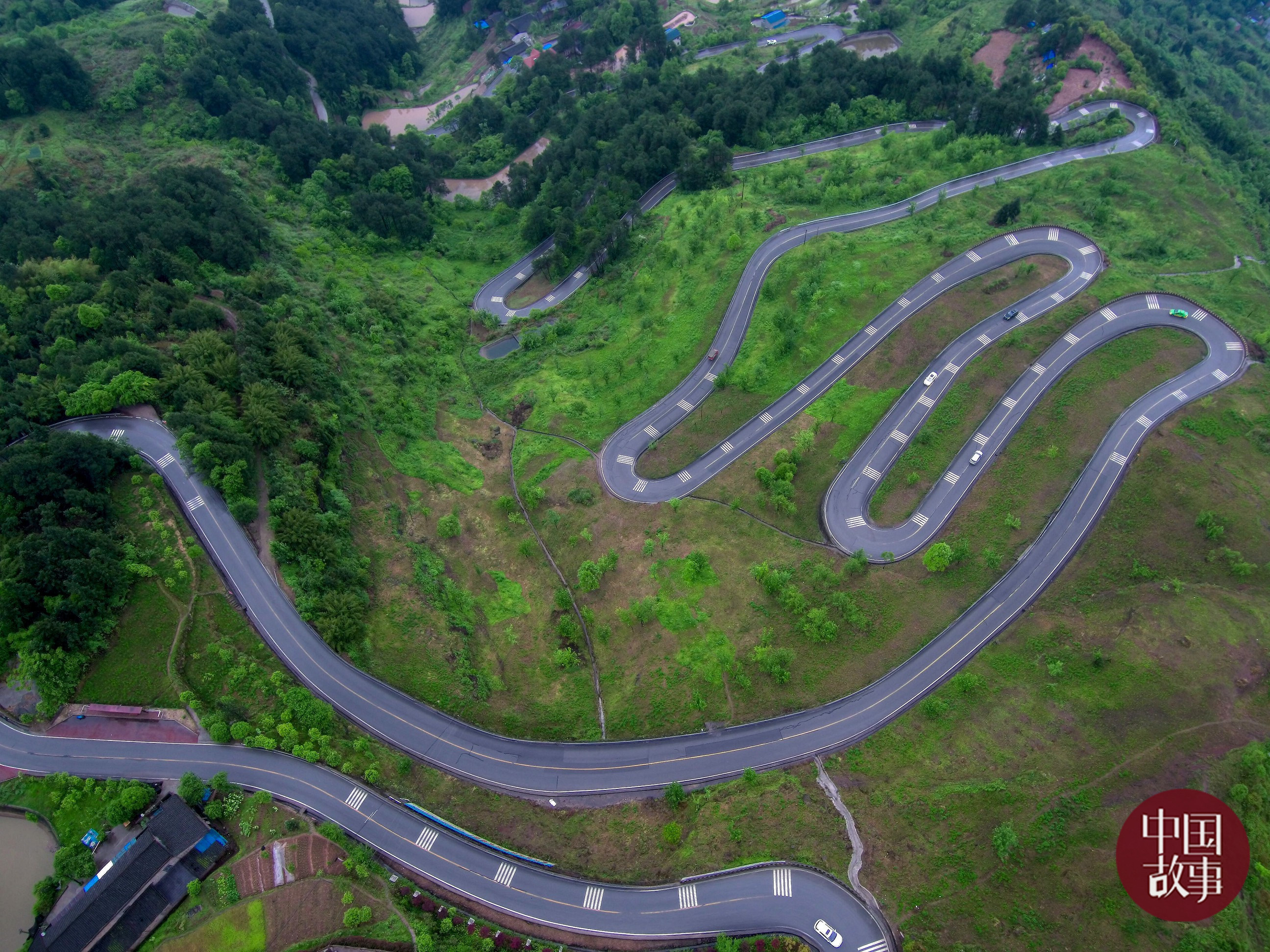 (图/文 东方ic) 这条公路是位于重庆綦江区的横山的"九道拐",蜿蜒的