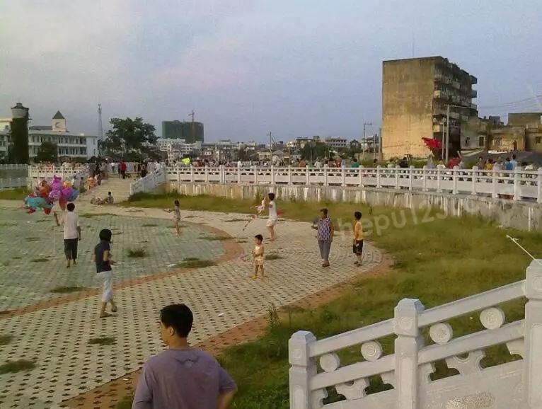 合浦总江大桥电视塔,兴建中的沙田港,铁山港基础设施动工仪式街道景