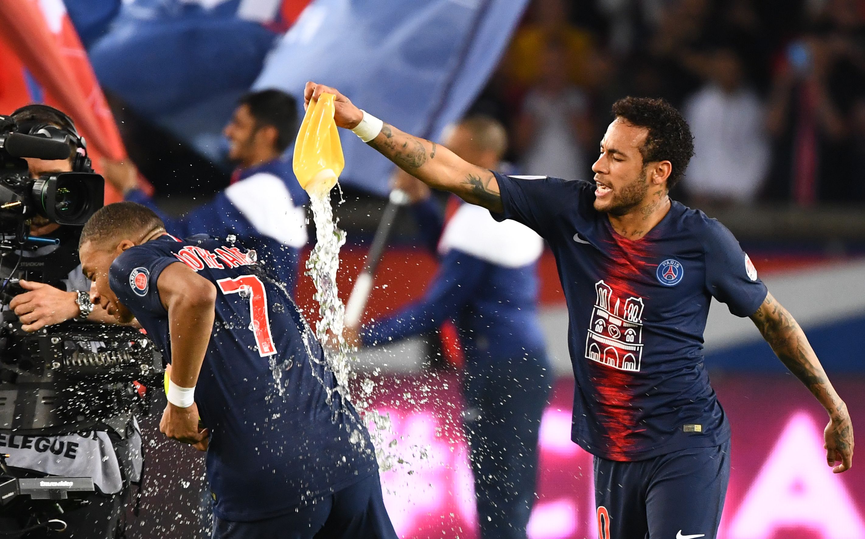 巴黎卫冕法甲冠军，梅西破门以496球加冕五大联赛历史射手王……__财经头条