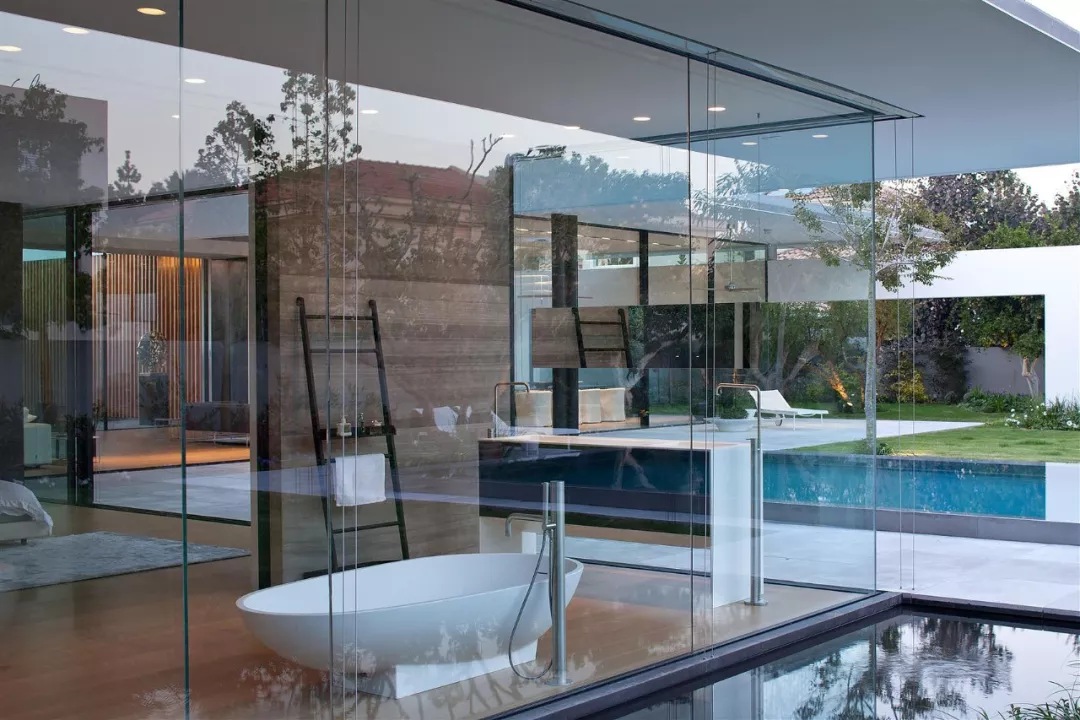 玻璃增加了空间的透气感和视觉面积,以一种内在的奢侈对现代卫浴理念