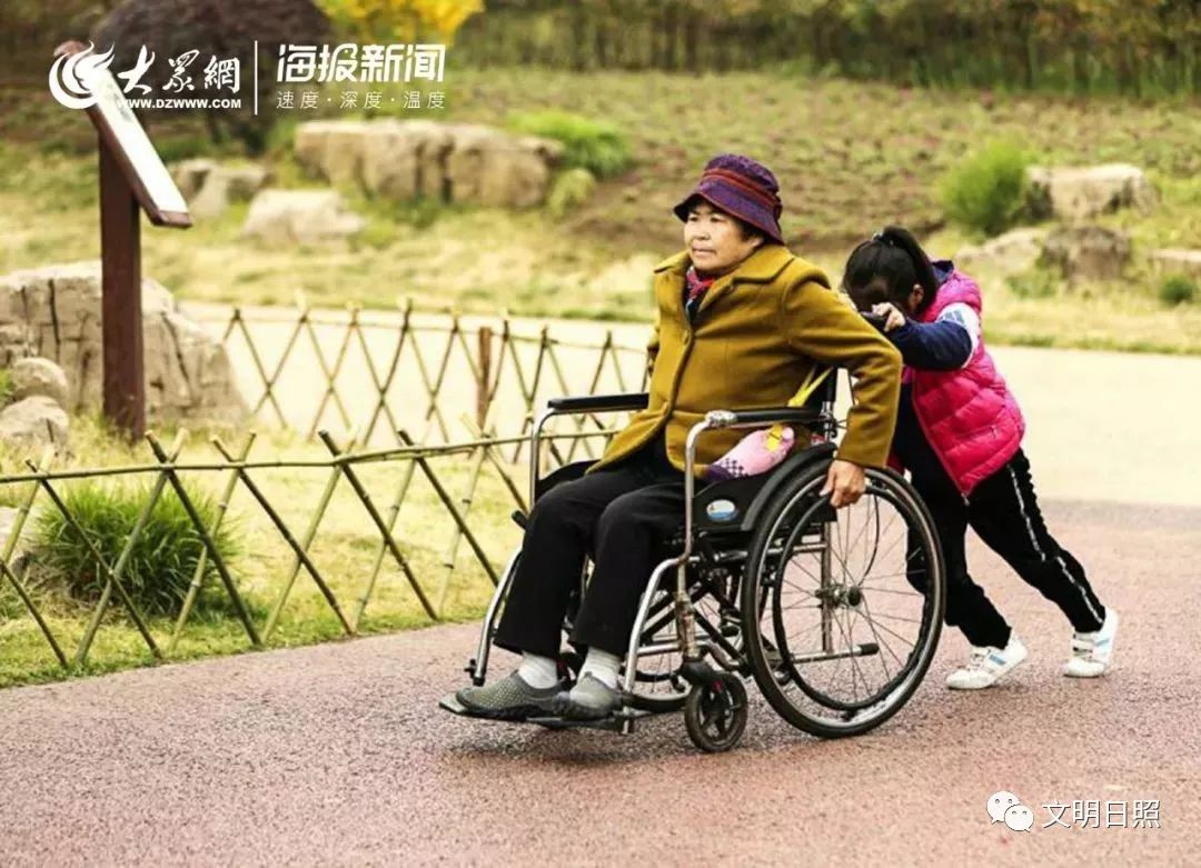 文明随手拍 | 暖到了!一小女孩推坐轮椅老人赏花获点赞