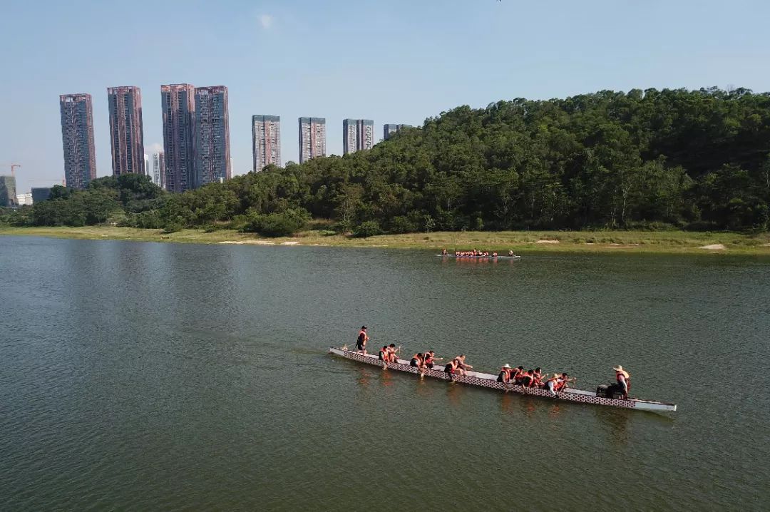 图为往届参赛队伍在在横坑水库训练由于受上周对流天气影响为做好