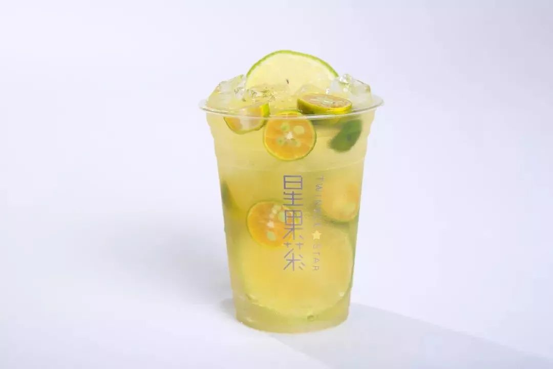 青柠高山绿茶整颗柠檬的清香与清爽搭配高山绿茶味道两者混合柠香和茶