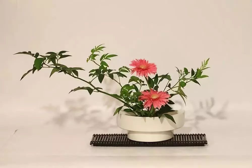 日本式插花东方式插花崇尚自然,讲究优美的线条和自然的姿态.