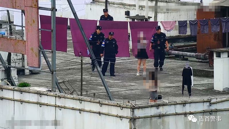 吉首一名年轻女子因感情问题欲轻生跳楼吉首快警紧急时刻将其带离危险