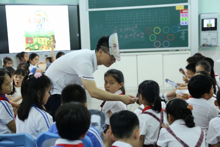 世界读书日，深圳这所学校的孩子们戴面具扮文豪
                
                 