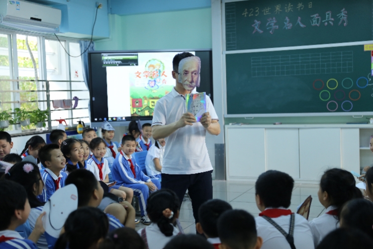世界读书日，深圳这所学校的孩子们戴面具扮文豪
                
                 
