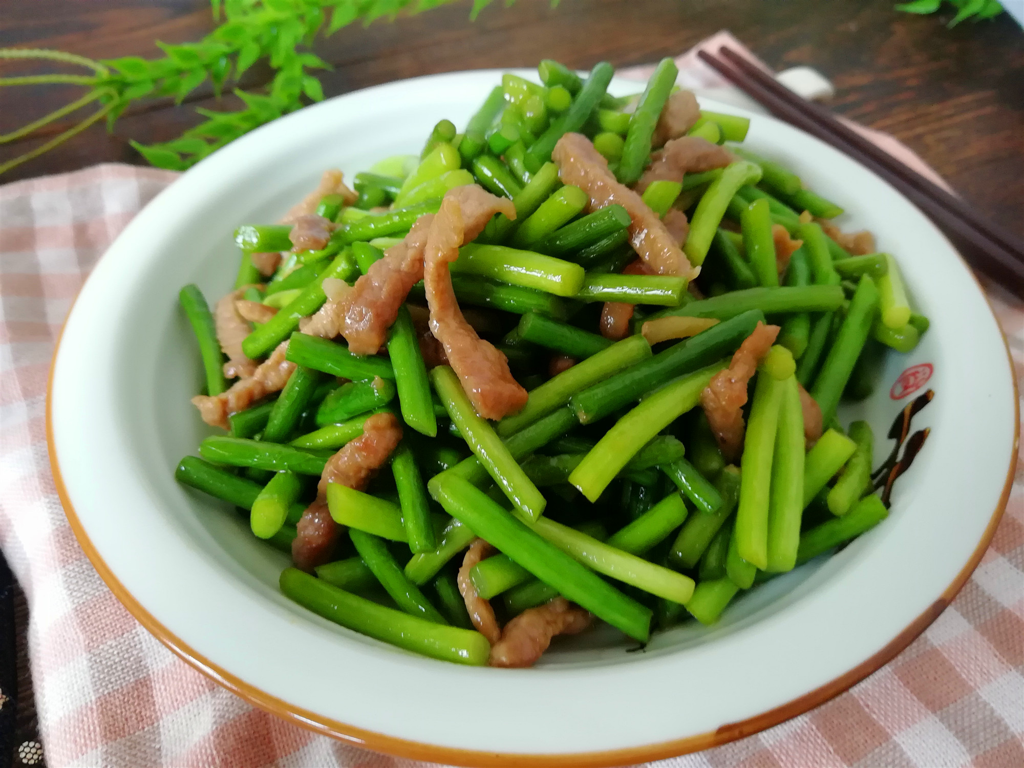 原创蒜薹炒肉丝的家常做法,教你小技巧,蒜薹入味,肉丝滑嫩不柴