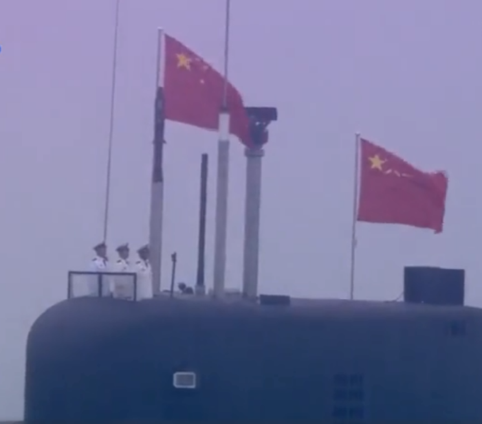 人民海军成立70周年海上大阅兵,潜艇群接受检