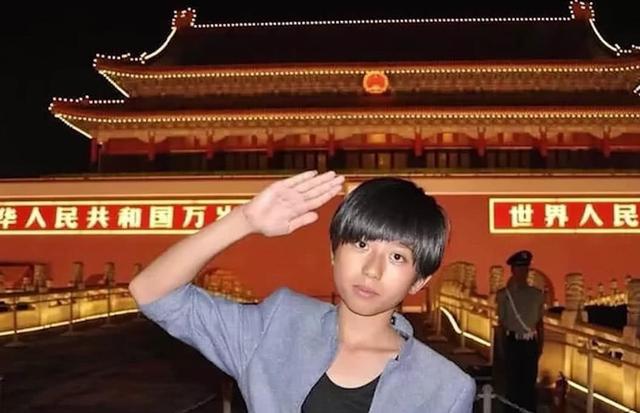 不知是哪个网友,竟找到了蔡徐坤小时候的照片,看照片上的他也就10岁出