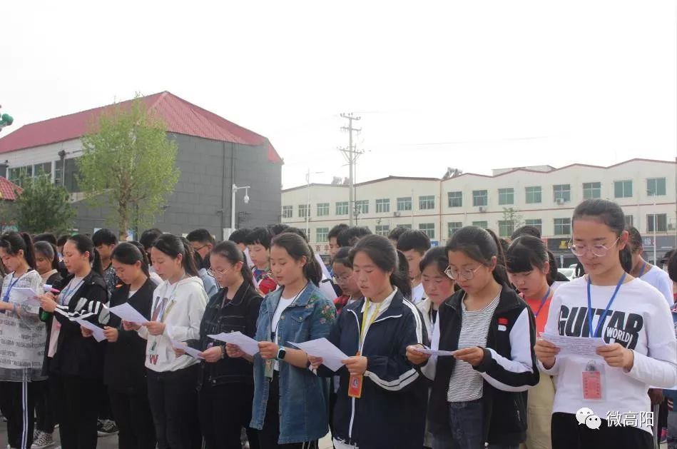 (三利中学学生代表宣读《全民阅读倡议》)