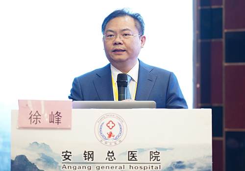 中国解放军中部战区总医院徐峰教授做"可视化内镜治疗椎间盘突出症和