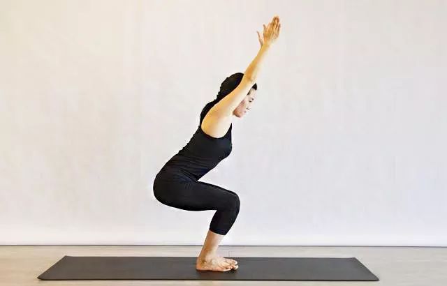 10个瑜伽体式练下来臀翘了腿瘦了