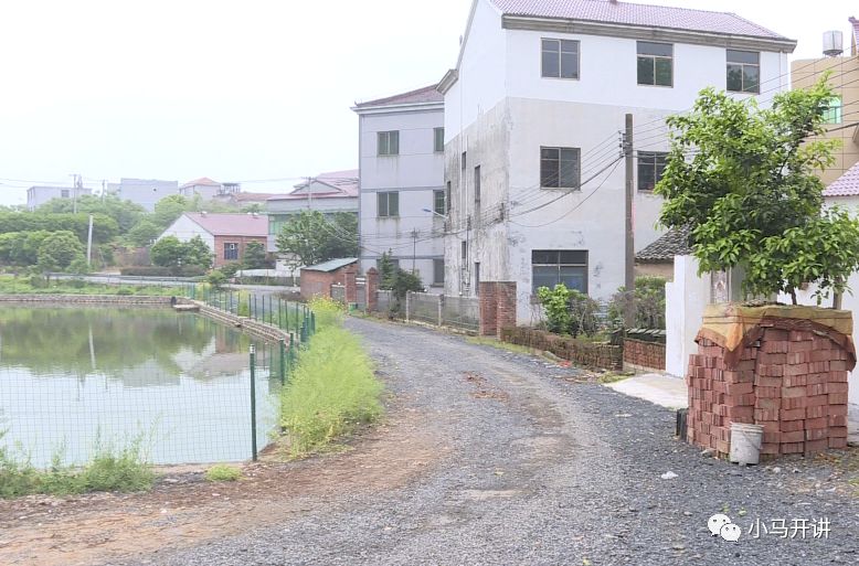 村里道路挖开四年 久拖未修路难行_塘雅镇