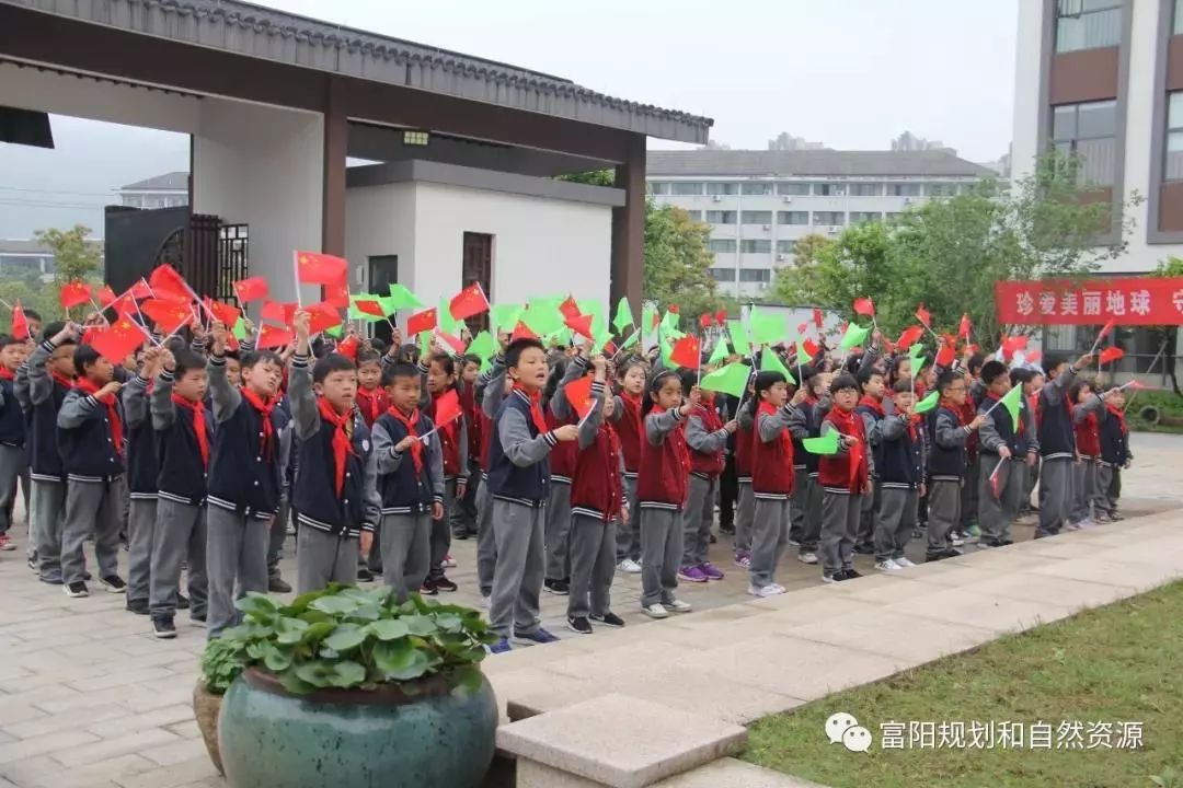 东吴小学:快闪,绘画富阳区学校纷纷开展主题宣传活动.