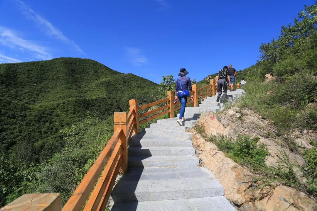 长峪城村的古迹和自然景观众多, 拥有龙潭沟景区,黄花坡风景区 沿