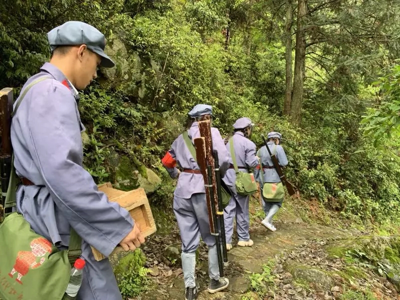 大学生学员在崎岖山路上"急行军"