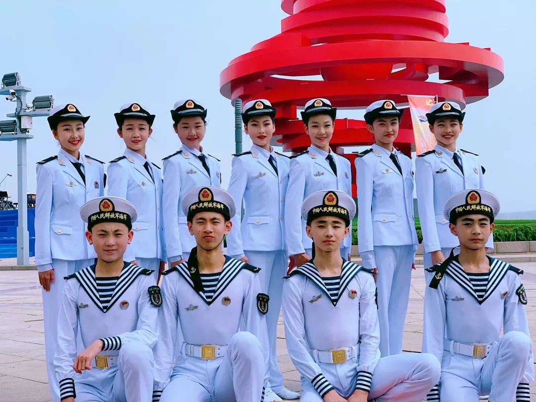 舞动似火激情深情献礼海军节青岛艺术学校参加庆祝海军70华诞大型广场