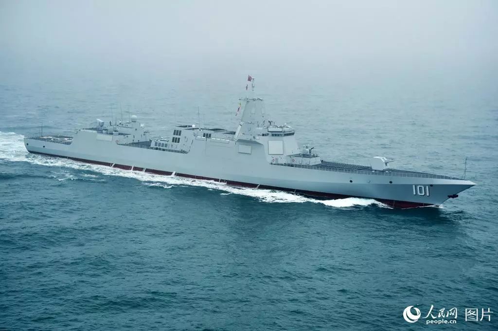 "南昌"号导弹驱逐舰接受检阅 人民网记者 雷声摄 "南昌"舰是055型万吨