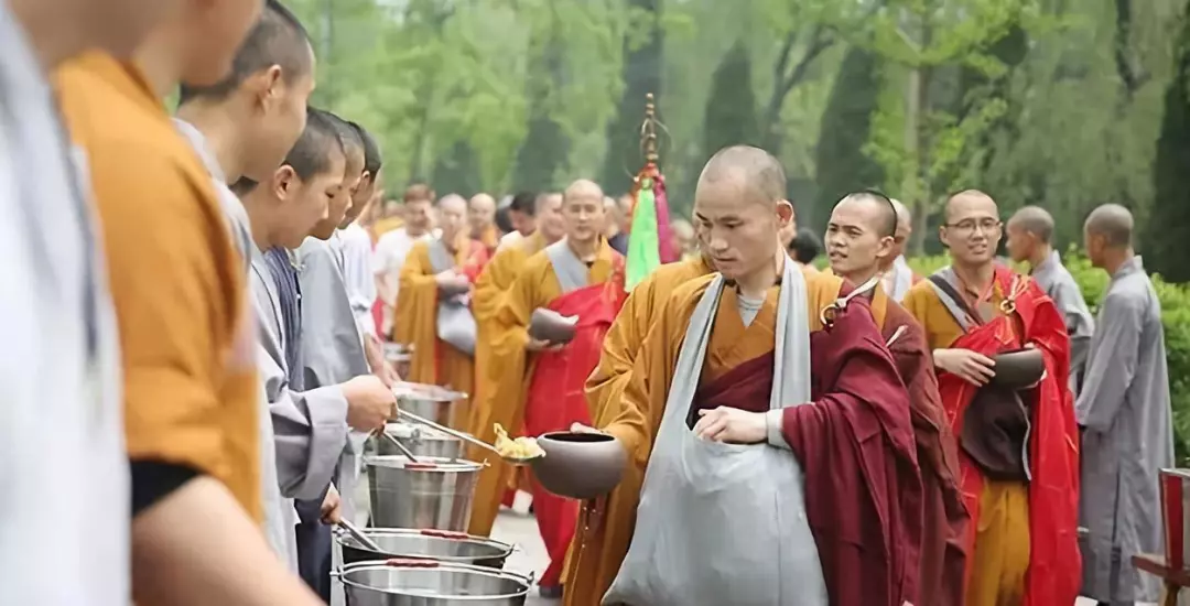 恪守佛制 嵩山少林寺500位新戒比丘托钵乞食