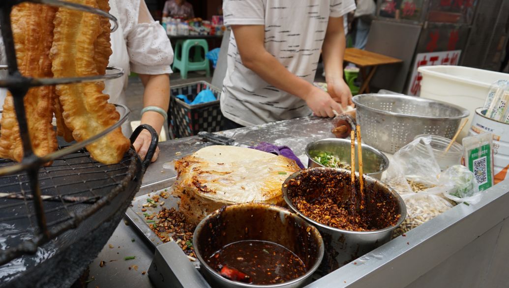 在贵阳每一个仍坚持卖包饼油条的小摊都值得尊敬