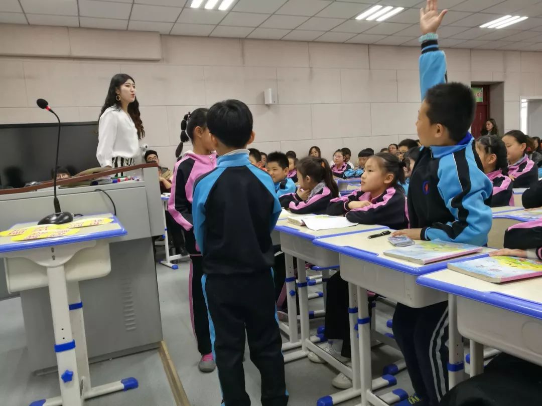 的小同学们在各自爸爸妈妈的陪伴下,学习少先队入队前"六知六会一做"