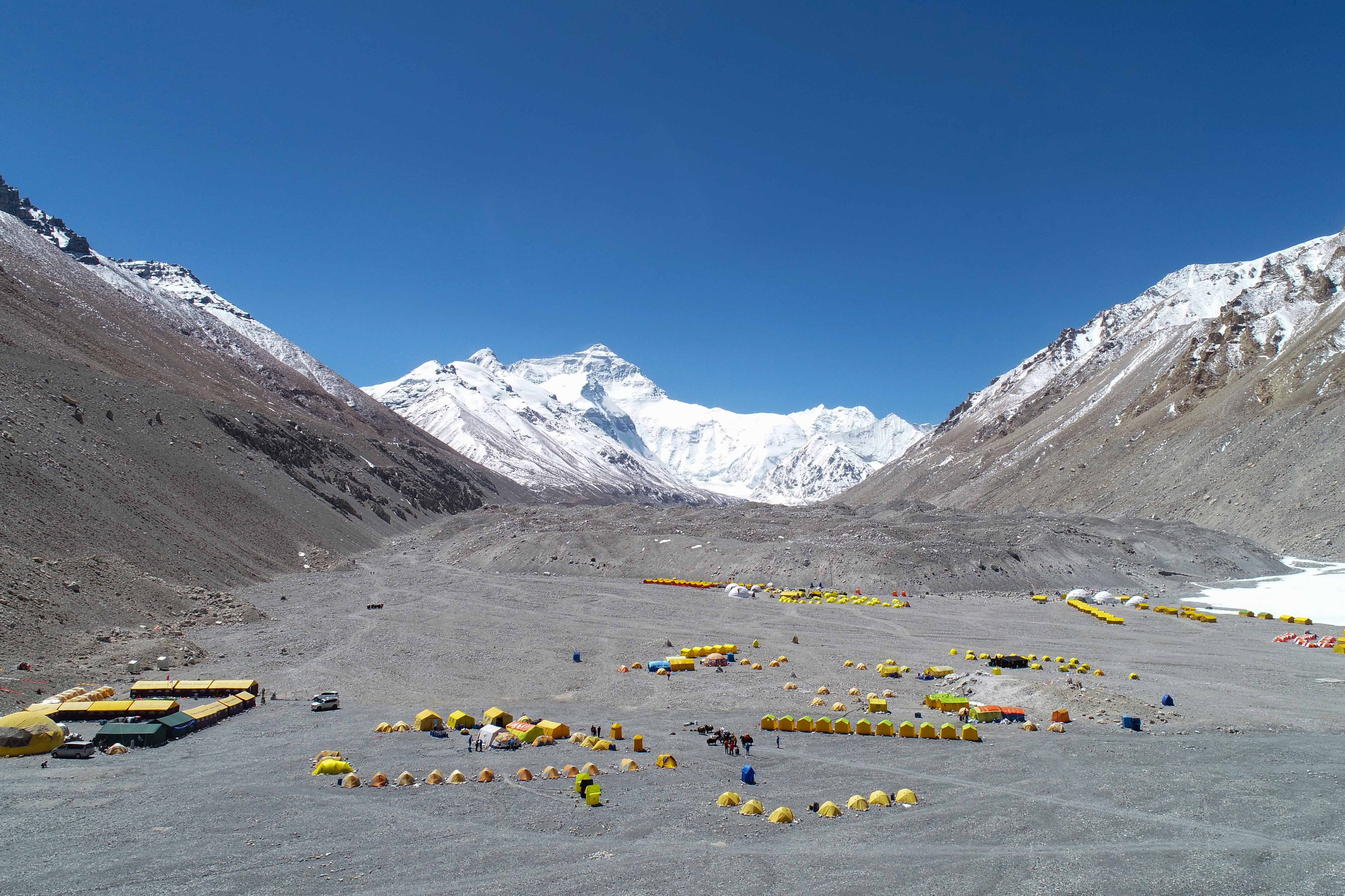 中国珠峰登山队员开始前往高海拔营地进行适应性徒步