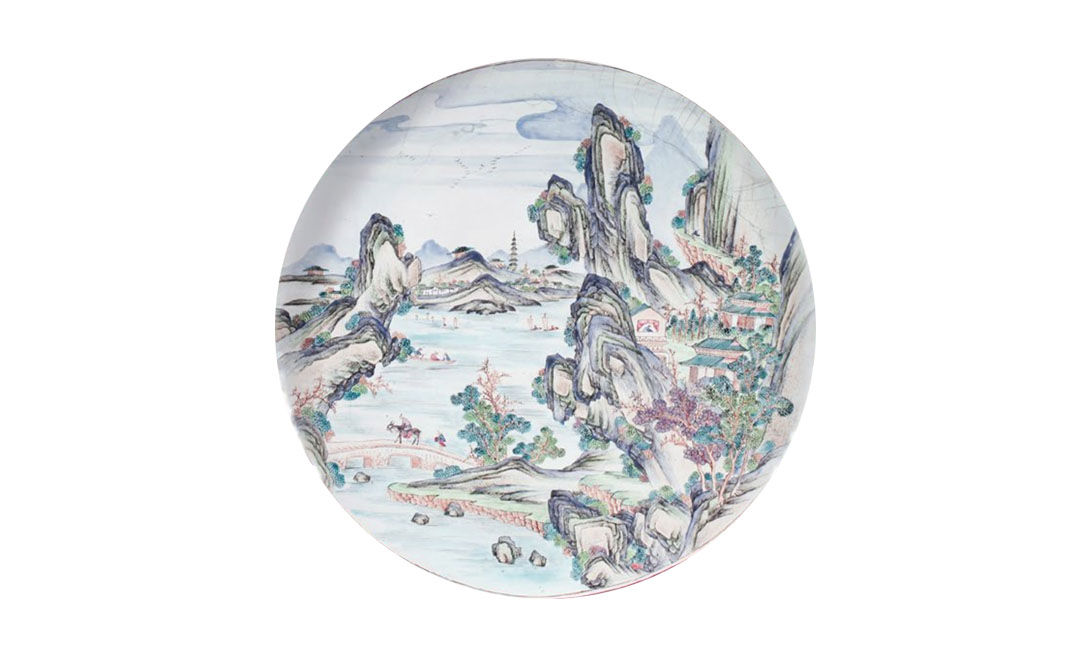 清 铜胎画珐琅开光山水景物大盘,画面如爱丽丝仙境