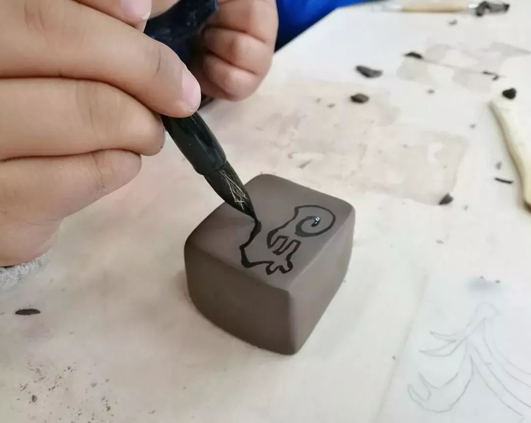 3学生作品4师生合作在此次篆刻艺术推广的活动中,我校的美术团队以