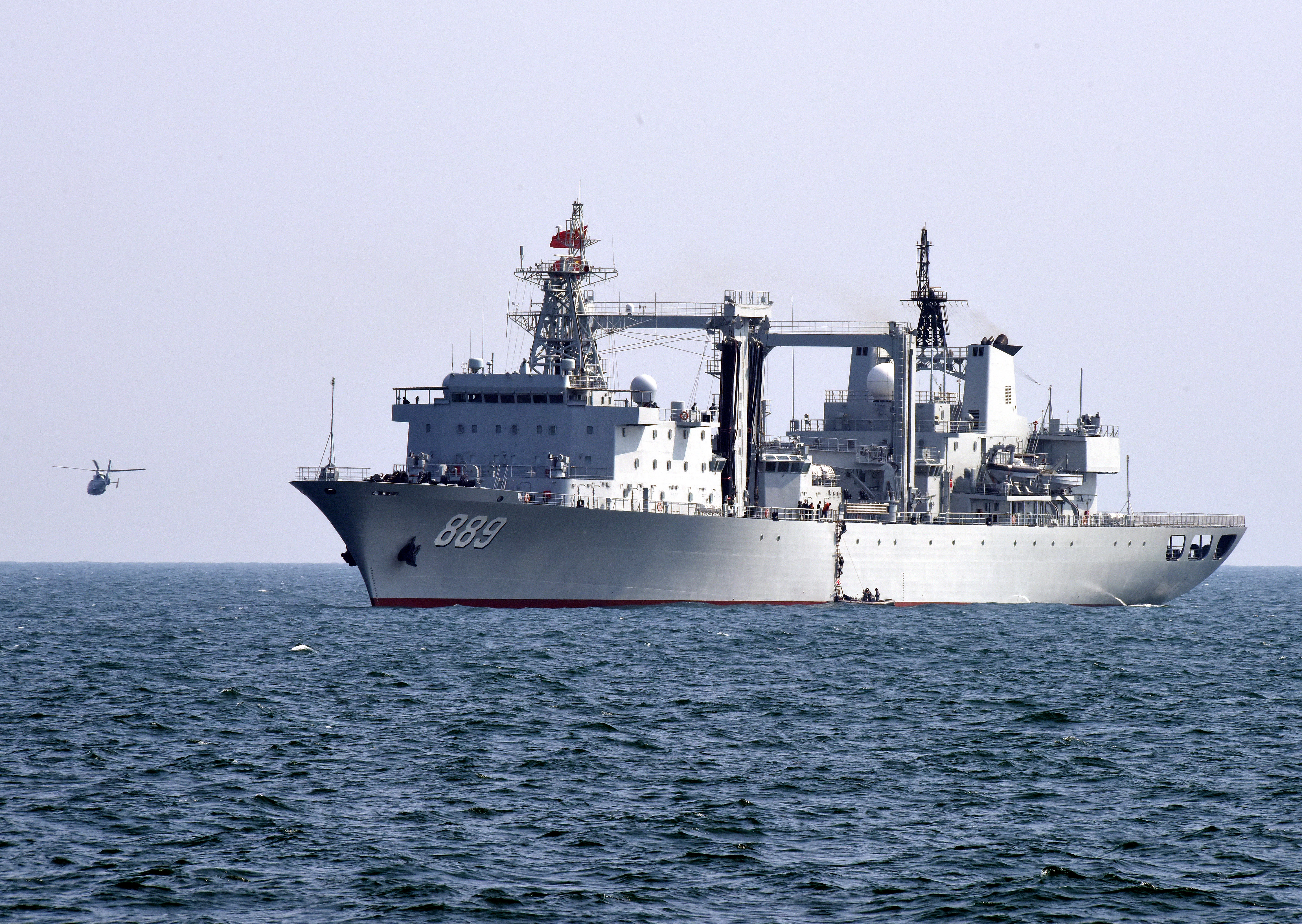 4月26日,参加联演的中国海军综合补给舰太湖舰在演习中.