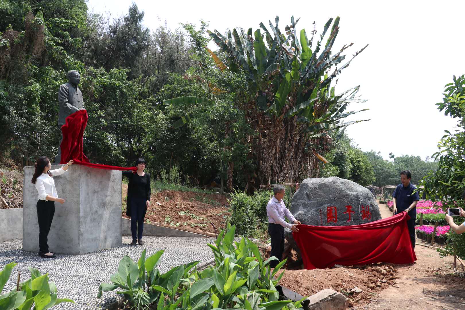 汤用彤铜像碑捐赠及揭幕仪式圆满结束