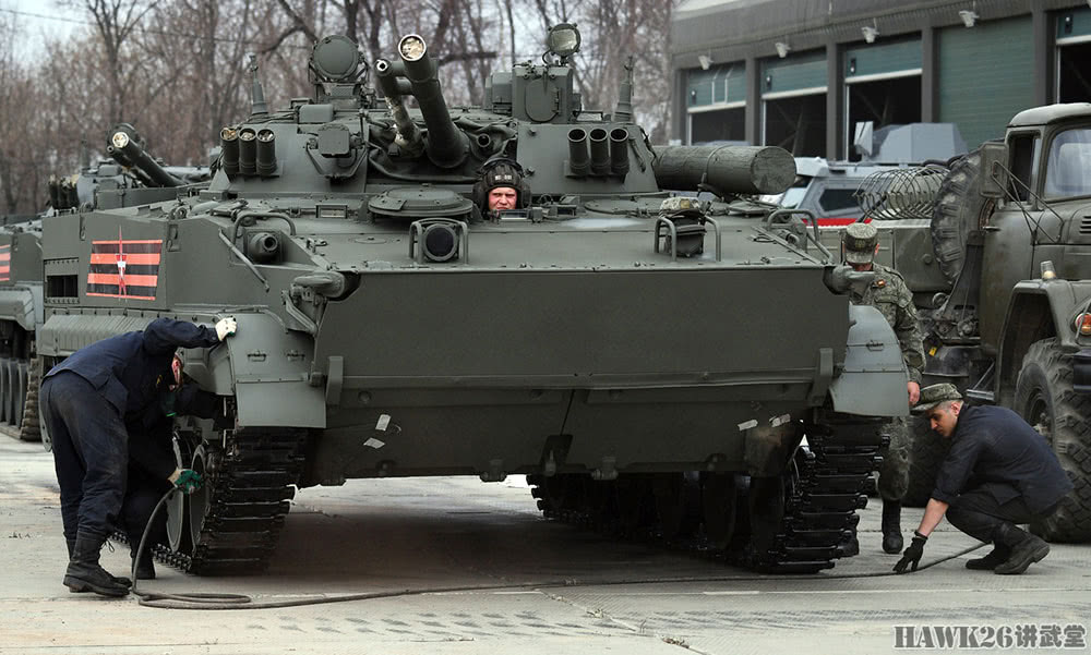 坦克兵正在为bmp-3步兵战车检查挂胶履带.