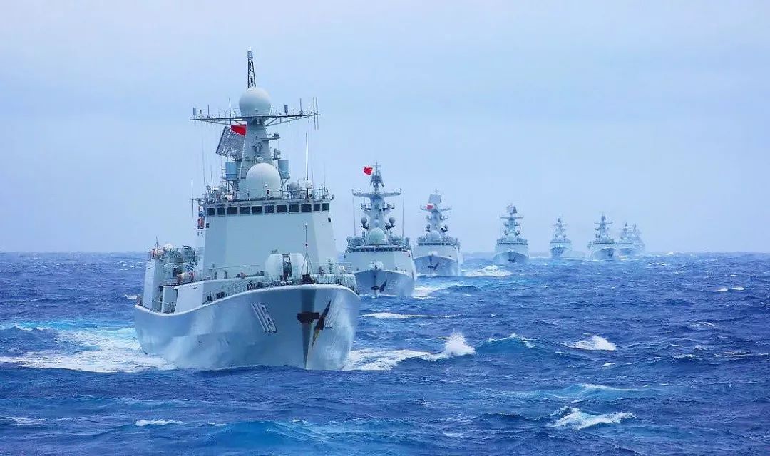 随着检阅舰驶过最后一艘来访舰艇,气势恢宏的中国人民解放军海军成立