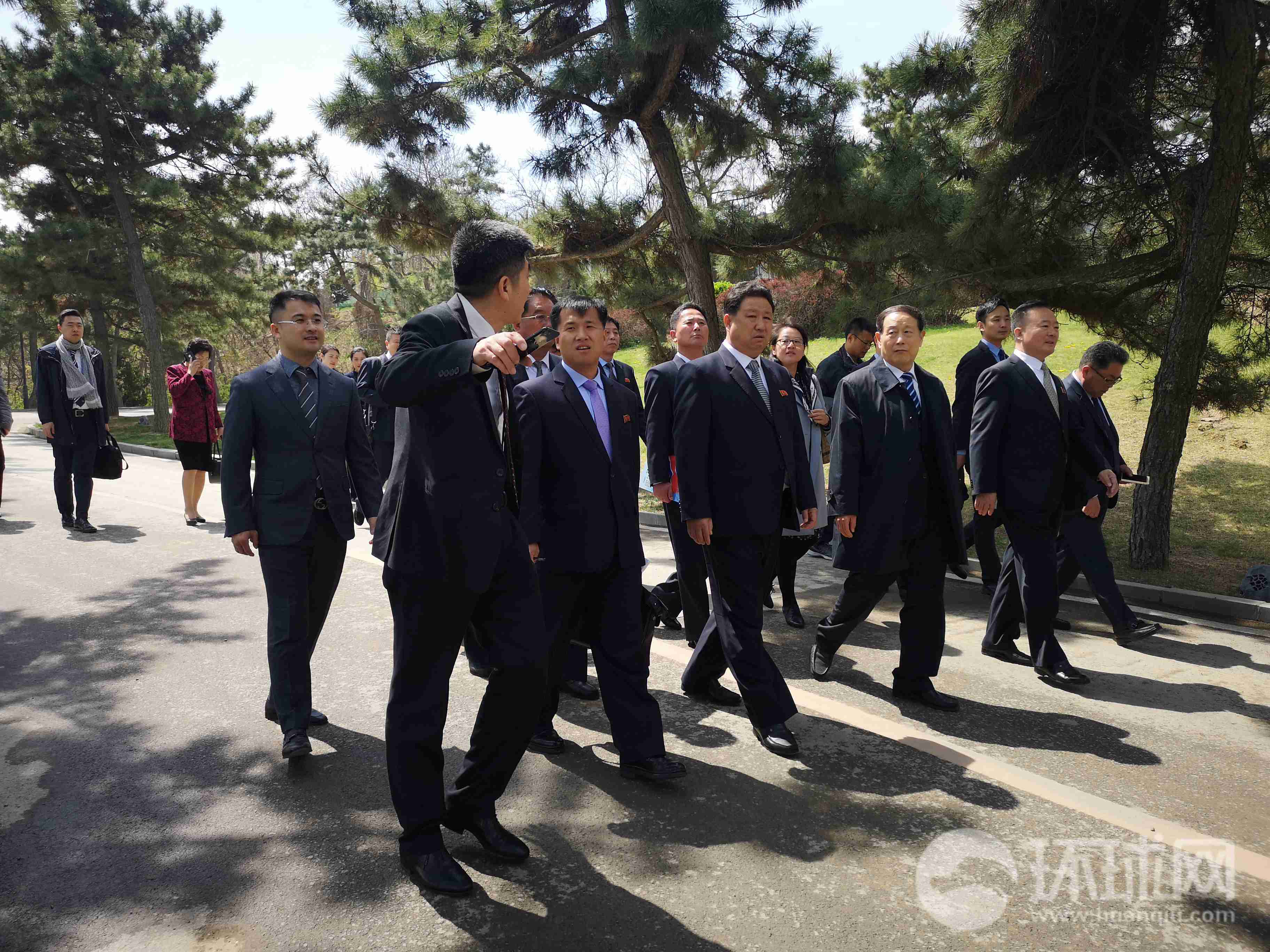 纪念金正恩访问大连一周年图片展举行