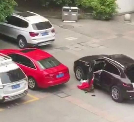 大学校园里一辆保时捷开车碾压女生!两人为情