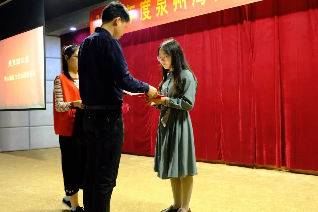 "颁奖并合影留念"闪耀2018"环节里,陈颖,高尔静,许馨月,张路云,朱梦琴