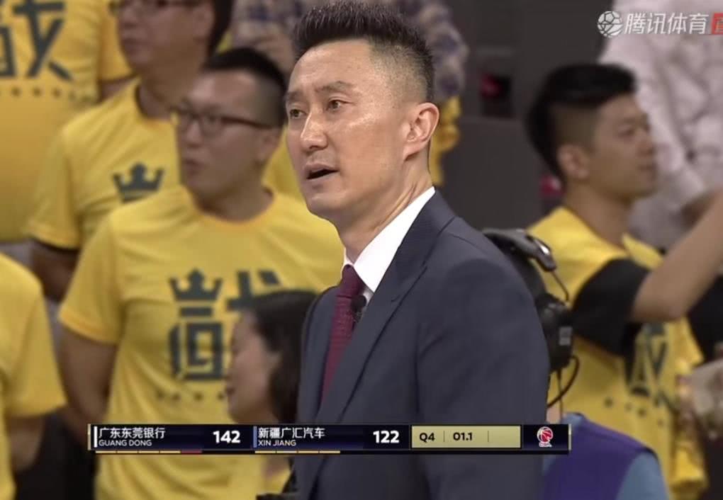 广东1:0新疆!杜峰表情包太抢镜:愤怒 不满 欢乐 猥琐!