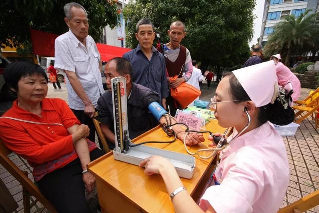 单位践行新时代文明实践和医务志愿者义务服务活动,积极开展健康扶贫