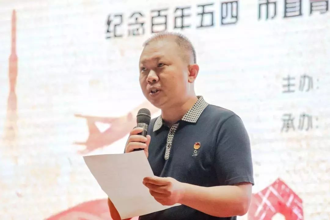 南平团市委书记谷国海在晚会上致热情洋溢的讲话,他对全体青年提出更