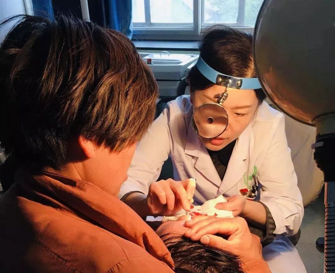                     淄博1岁宝宝鼻腔进异物，小米粒涨成“水晶球”！这种东西太可怕！