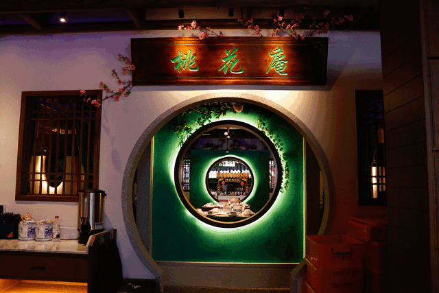 邂逅五岭店 1 江南水乡 满墙的红灯笼透露着,浓郁的古风典雅的气息