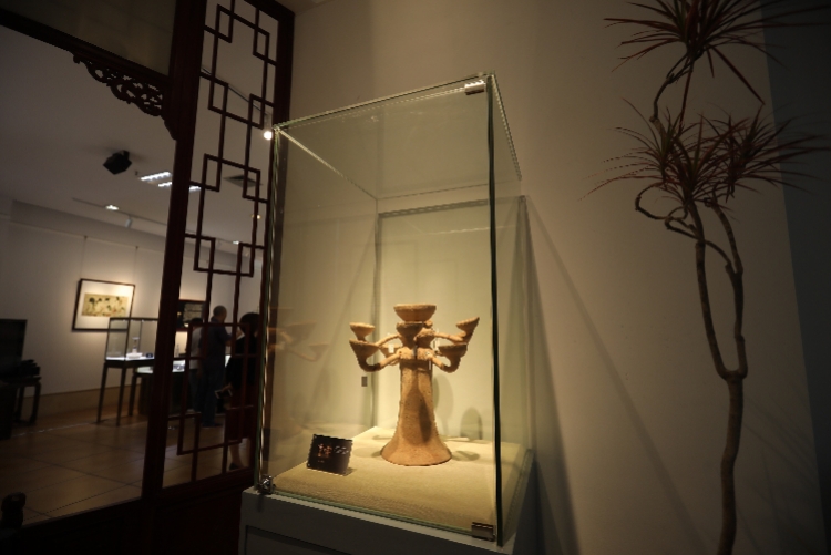 从战国时期至民国晚期的120余盏古灯具，在深圳可一展尽览